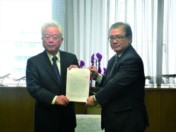 富川副知事に申し入れる東盛会長(右)